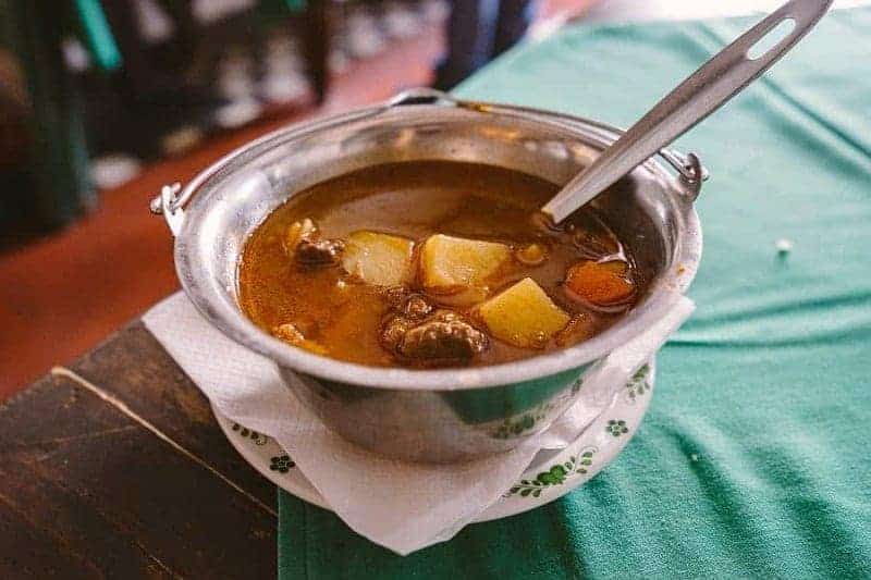 Gulasch (sopa con trozos de carne y vegetales)