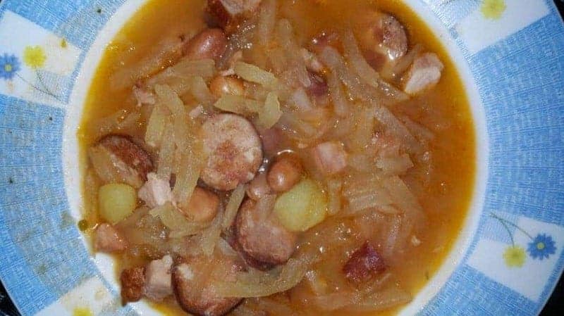 Jota (sopa de frijoles, nabo y cebollas)