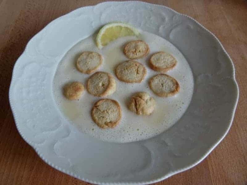 Koldskål med kammerjunker (sopa fría de suero de leche con galletas)
