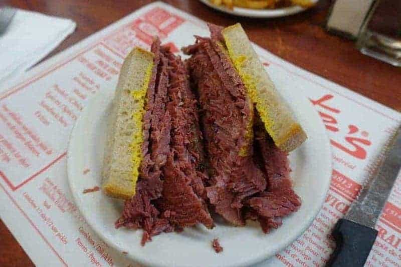 Sándwich de carne ahumada de Schwartz's Deli